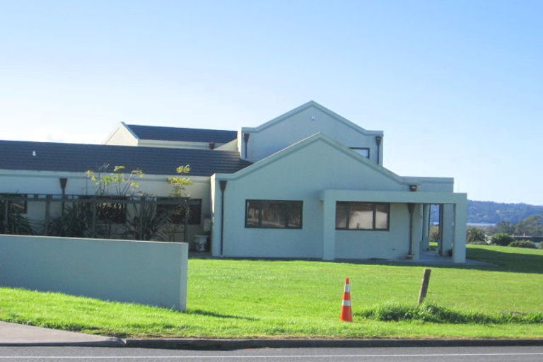 Photo of property in 82 Hobsonville Road, West Harbour, Auckland, 0618