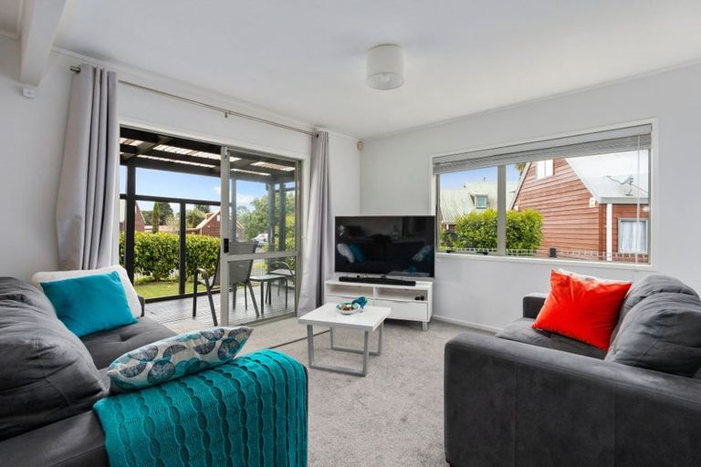 Photo of property in 13 Caspian Close, New Lynn, Auckland, 0600