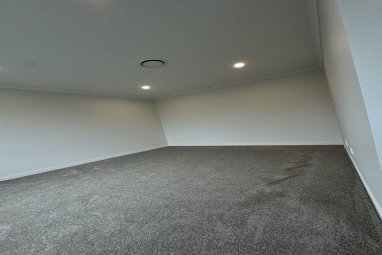 Photo of property in 17 Makenu Crescent, Wainui, 0992