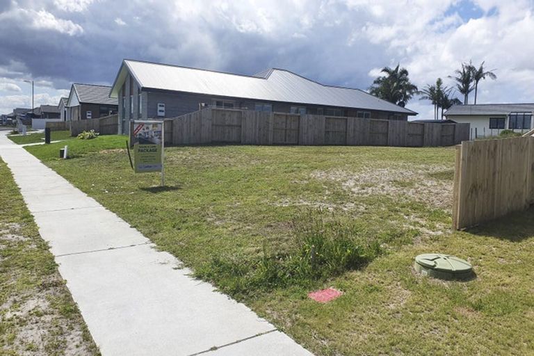 Photo of property in 49 Kaurinui Crescent, One Tree Point, 0118