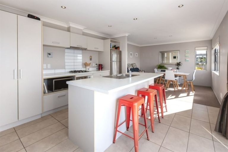 Photo of property in 2 Gennaker Lane, Whitby, Porirua, 5024