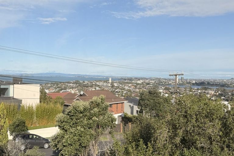 Photo of property in 1/166 East Coast Road, Forrest Hill, Auckland, 0620