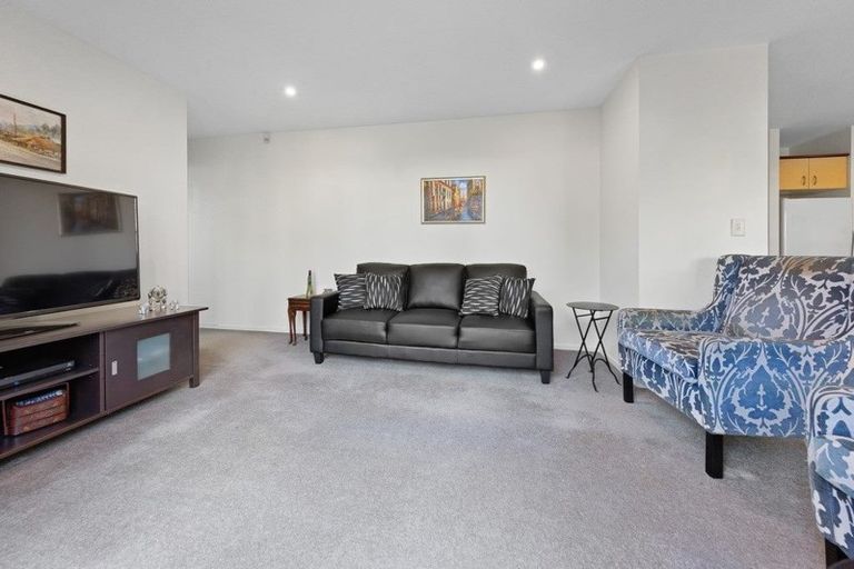 Photo of property in 9 Spalding Rise, Golflands, Auckland, 2013
