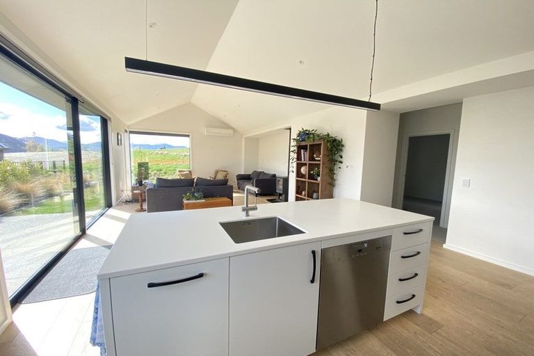 Photo of property in 2 Kotuku Lane, Jacks Point, Queenstown, 9371