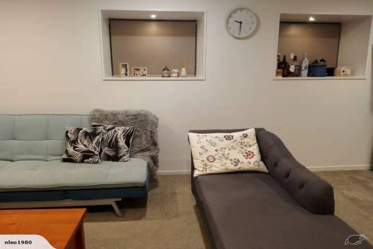 Photo of property in 28 Staincross Street, Green Bay, Auckland, 0604