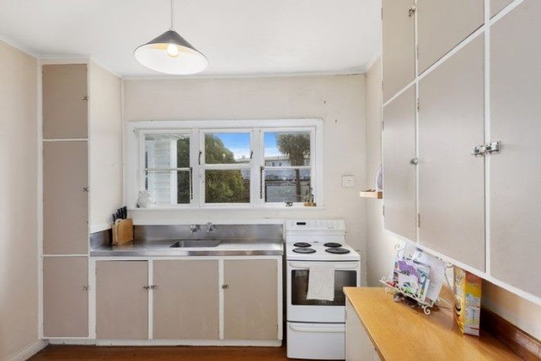 Photo of property in 5 Purser Grove, Fairfield, Lower Hutt, 5011