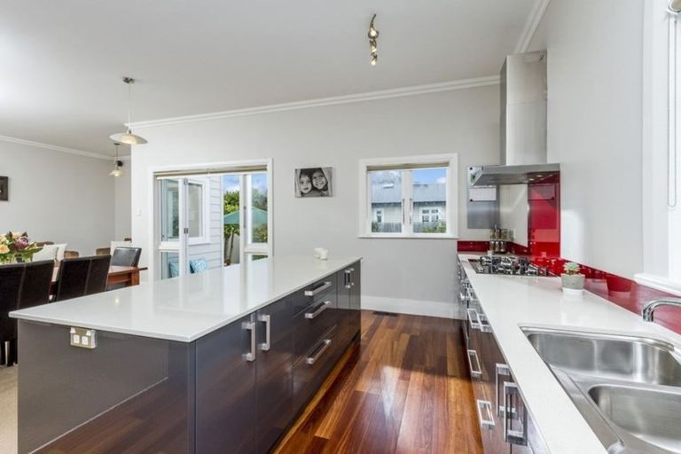 Photo of property in 22 Onewa Road, Northcote Point, Auckland, 0627