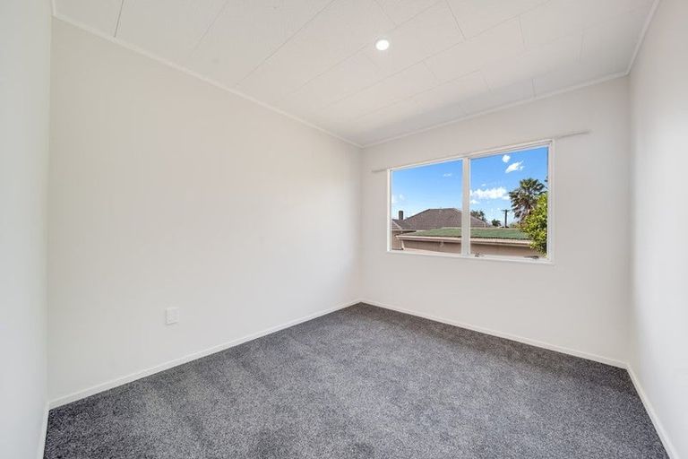 Photo of property in 1/2 Netherlands Avenue, Kelston, Auckland, 0602