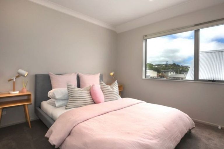 Photo of property in 2 Brindle Way, Newlands, Wellington, 6037