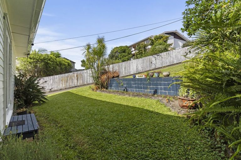 Photo of property in 77 Buscomb Avenue, Henderson, Auckland, 0610