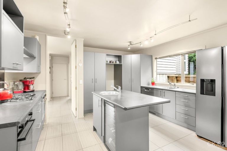 Photo of property in 18 Arahiwi Grove, Tirohanga, Lower Hutt, 5010