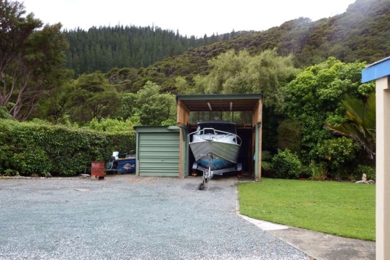 Photo of property in 16 Field Terrace, Okiwi Bay, 7193