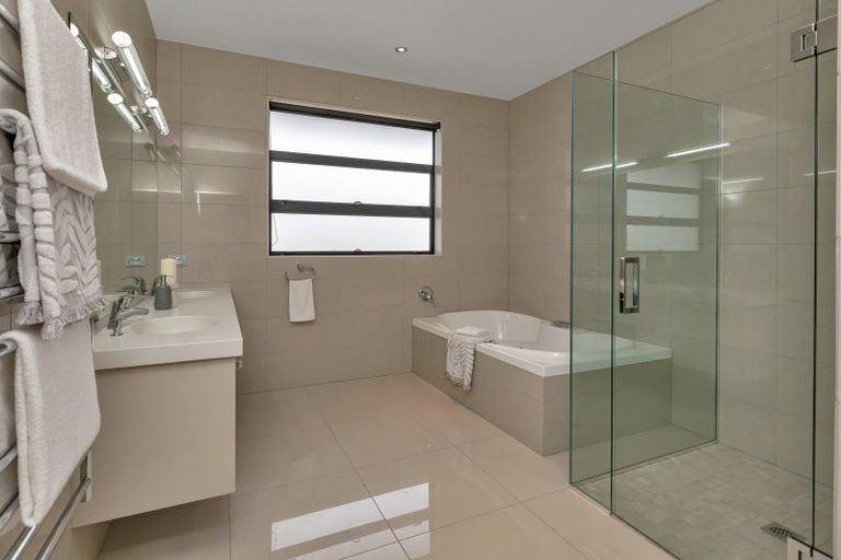 Photo of property in 12 Rauiri Drive, One Tree Point, 0118