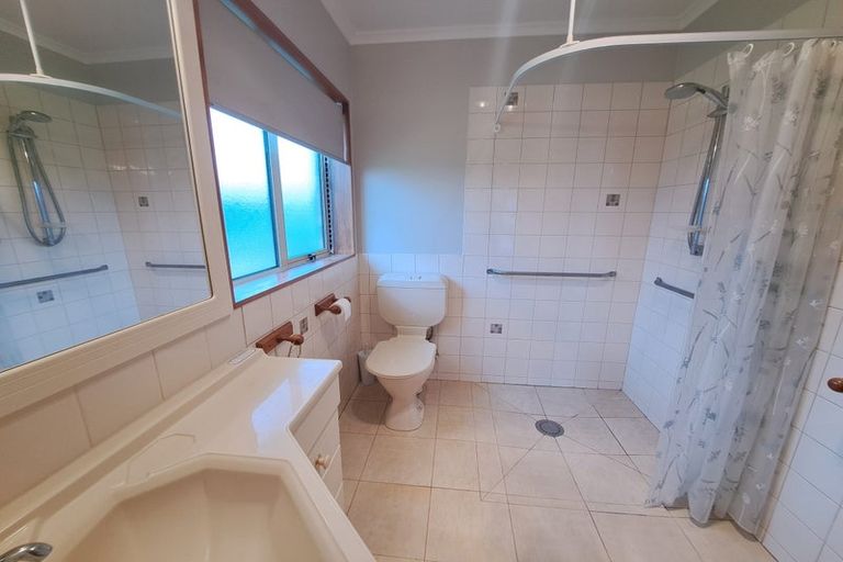 Photo of property in 2 Kawaroa Lane, New Plymouth, 4310