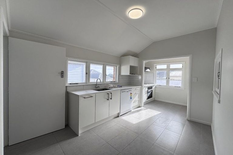 Photo of property in 39 Staveley Avenue, Mount Roskill, Auckland, 1041