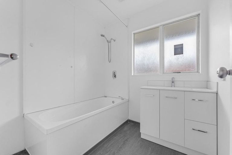 Photo of property in 17 Cretian Crescent, Henderson, Auckland, 0612