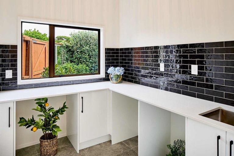 Photo of property in 93 Seaview Road, Paremata, Porirua, 5024