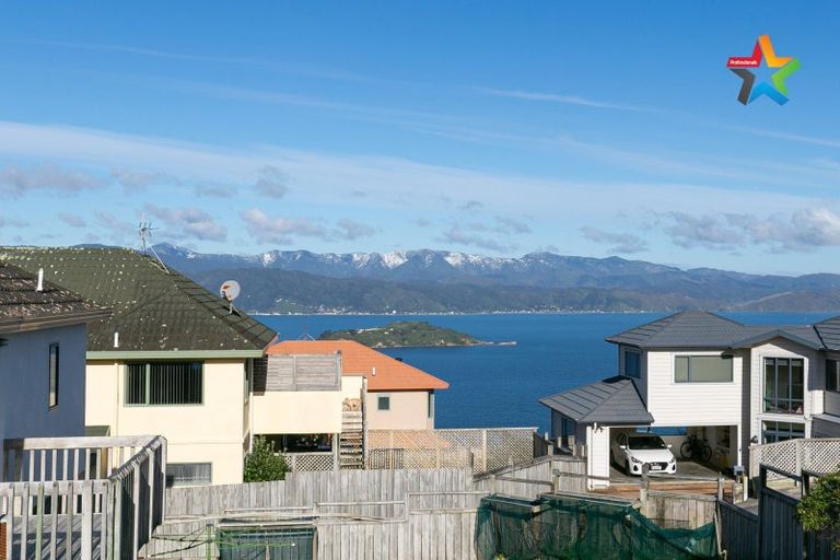 Photo of property in 8 Bennett Grove, Newlands, Wellington, 6037