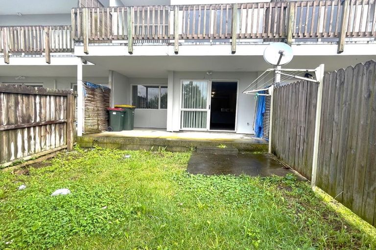 Photo of property in 6/242 Great North Road, Henderson, Auckland, 0612