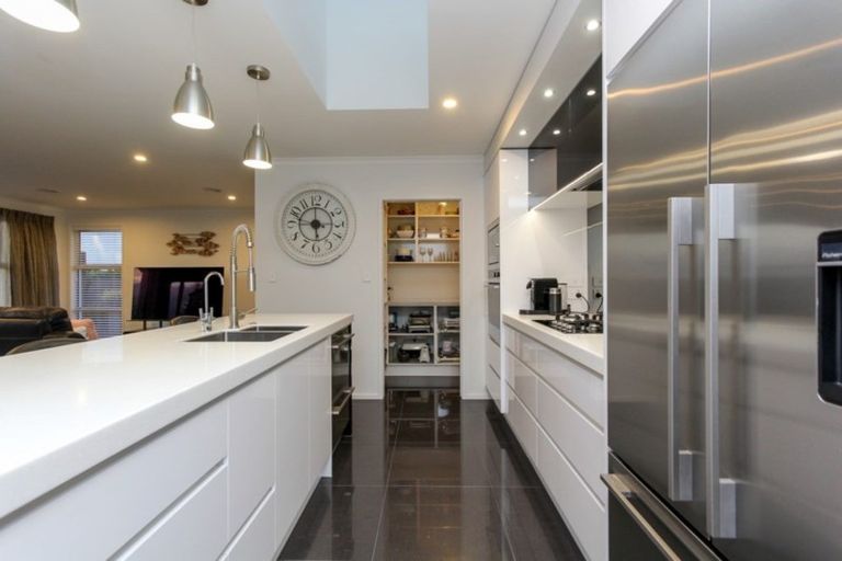 Photo of property in 1 Oakmont Crescent, Waiwhakaiho, New Plymouth, 4312