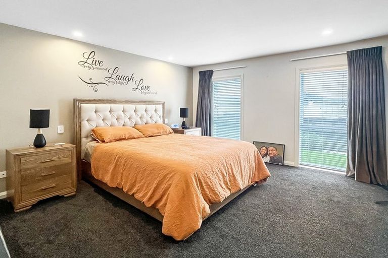 Photo of property in 53 Johnstone Drive, Fitzherbert, Palmerston North, 4410