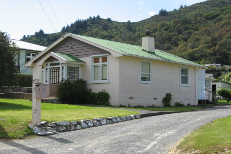 Photo of property in 3 Hampden Street, Picton, 7220