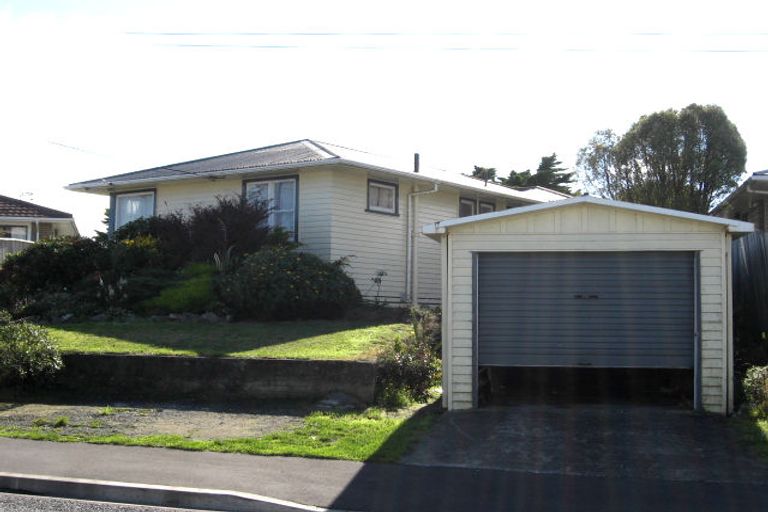 Photo of property in 27 Kenmore Street, Newlands, Wellington, 6037