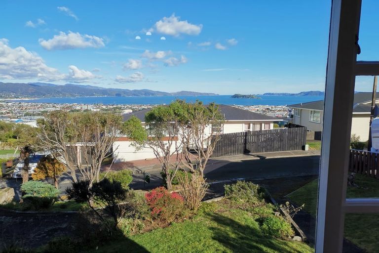 Photo of property in 5 Walnut Way, Maungaraki, Lower Hutt, 5010