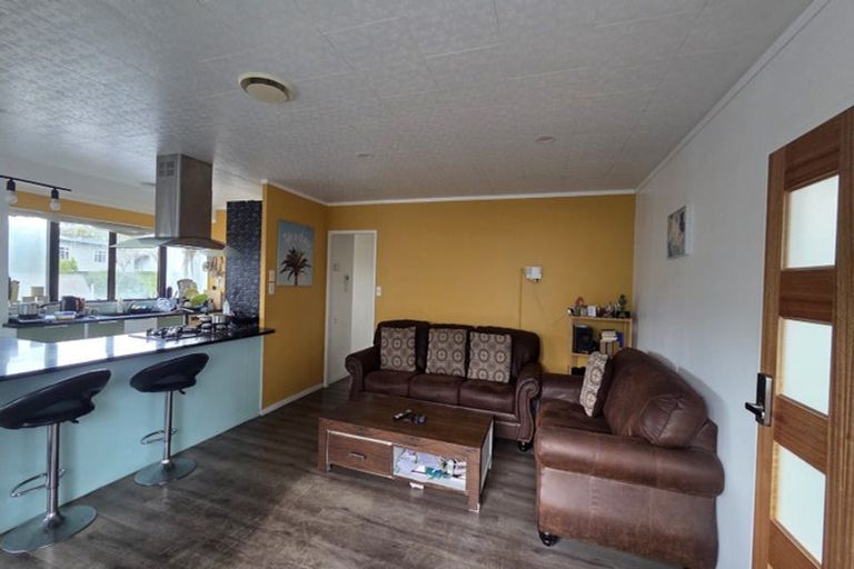 Photo of property in 37 Meadowvale Rise, Titirangi, Auckland, 0604