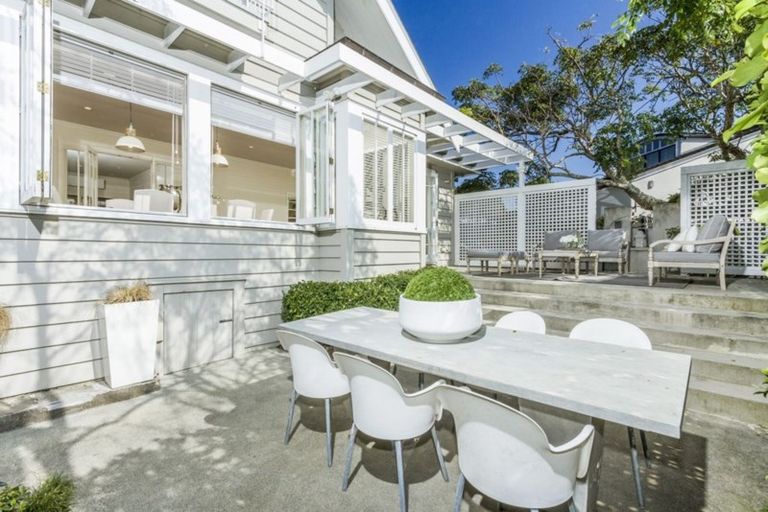 Photo of property in 16 Tiri Road, Milford, Auckland, 0620