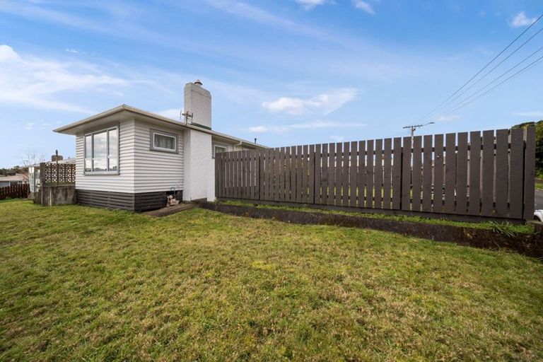 Photo of property in 1 Endeavour Street, Marfell, New Plymouth, 4310