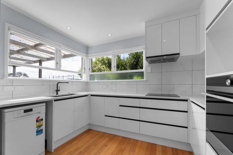 Photo of property in 77 Avonleigh Road, Green Bay, Auckland, 0604