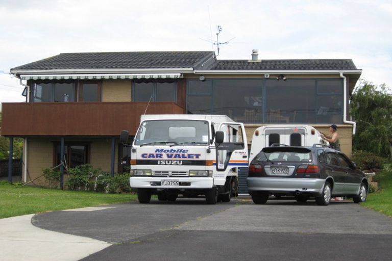 Photo of property in 15 Kiwi Esplanade, Mangere Bridge, Auckland, 2022