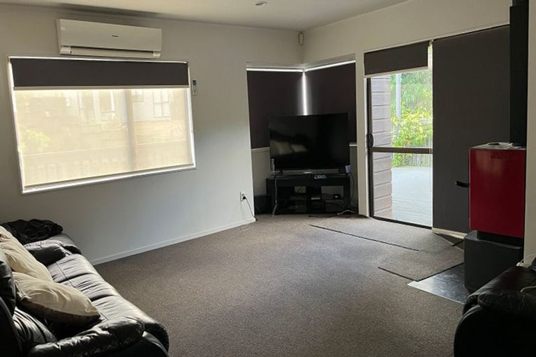 Photo of property in 1/179 Wiseley Road, West Harbour, Auckland, 0618