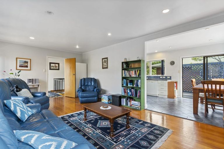 Photo of property in 77 Buscomb Avenue, Henderson, Auckland, 0610