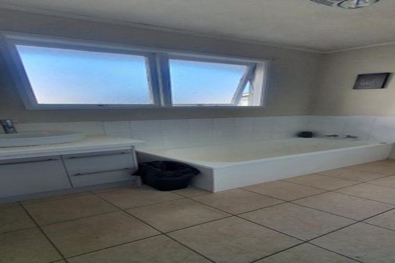 Photo of property in 149 Reeves Road, Pakuranga Heights, Auckland, 2010