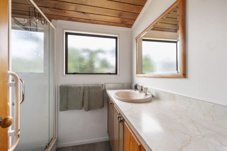 Photo of property in 7 Rika Place, Kawaha Point, Rotorua, 3010