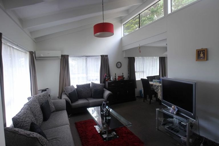 Photo of property in 1/4 Tusac Place, Totara Vale, Auckland, 0627