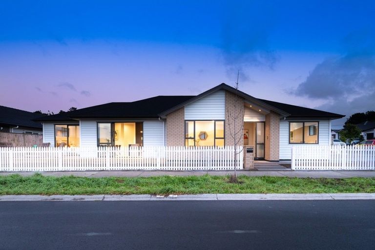 Photo of property in 37 Vinistra Road, Kumeu, 0810