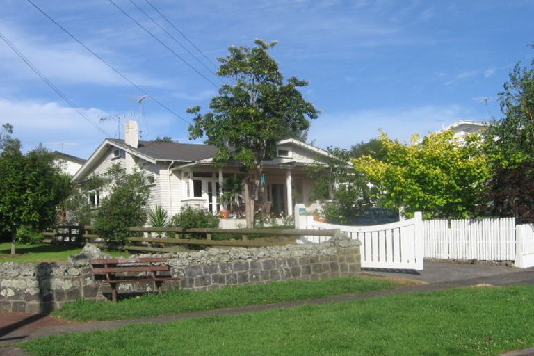 Photo of property in 23 Maungakiekie Avenue, Greenlane, Auckland, 1051