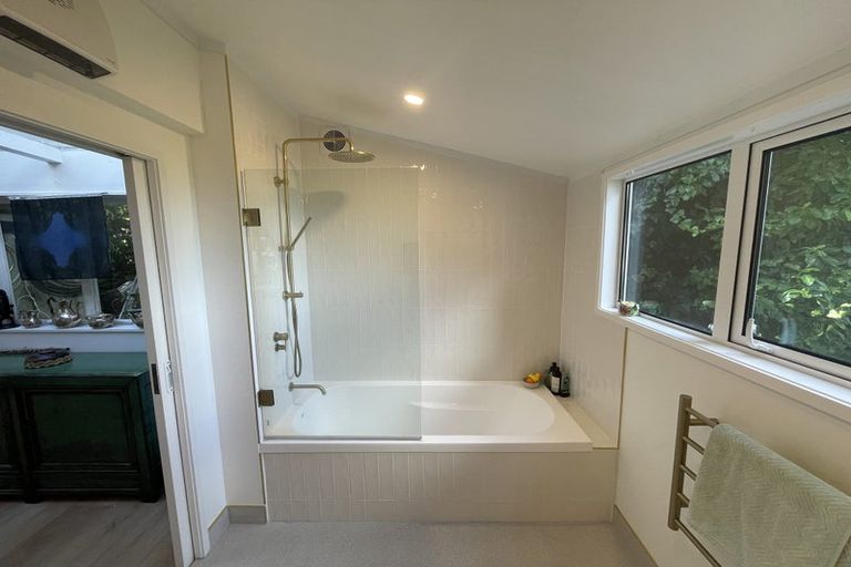 Photo of property in 60 Kauri Point Road, Laingholm, Auckland, 0604