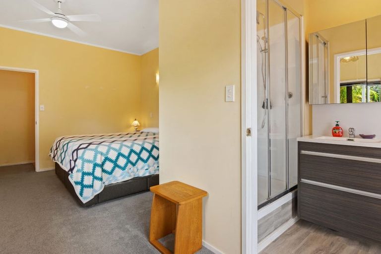 Photo of property in 2/58 Glencoe Road, Browns Bay, Auckland, 0630