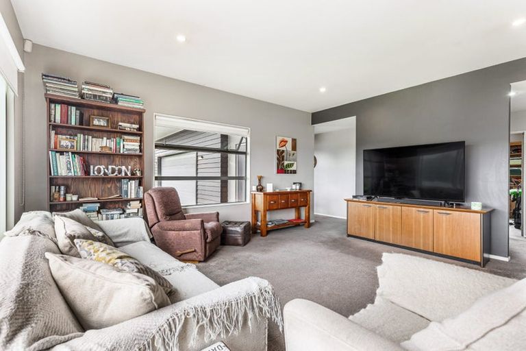 Photo of property in 1 Gavinike Place, Waimauku, 0812