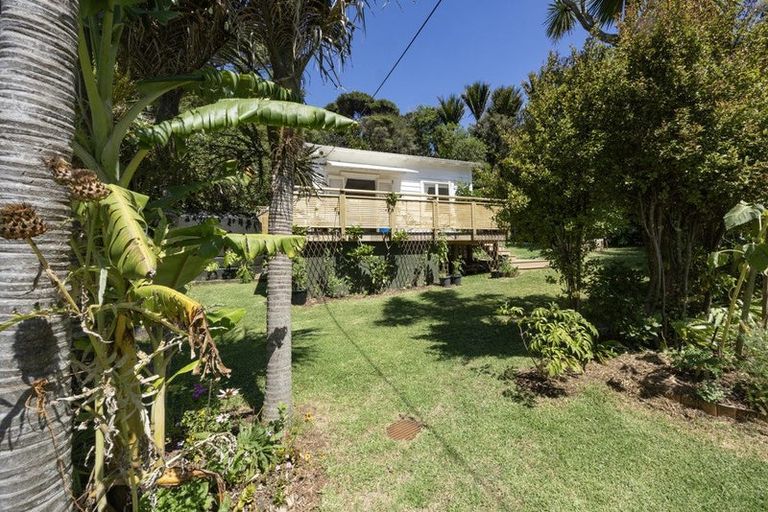 Photo of property in 37 Glenesk Road, Piha, New Lynn, 0772