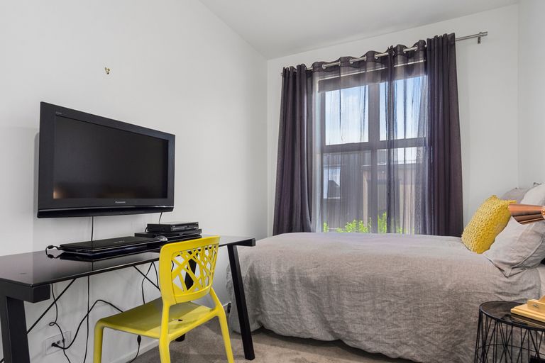 Photo of property in 16 Awanui Crescent, Matakana, 0985