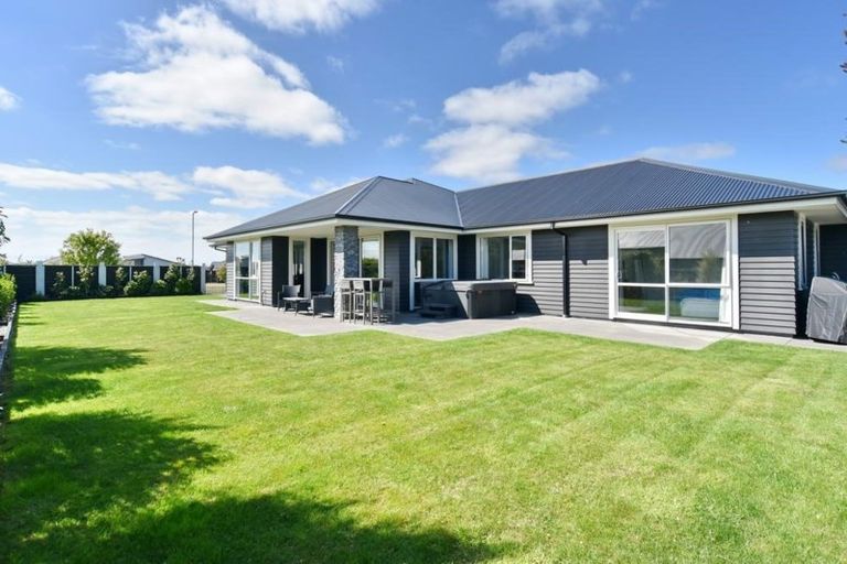 Photo of property in 32 Watkins Drive, Rangiora, 7400
