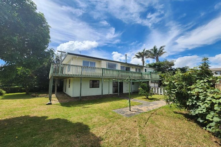 Photo of property in 16 Leaming Place, Clarks Beach, 2122