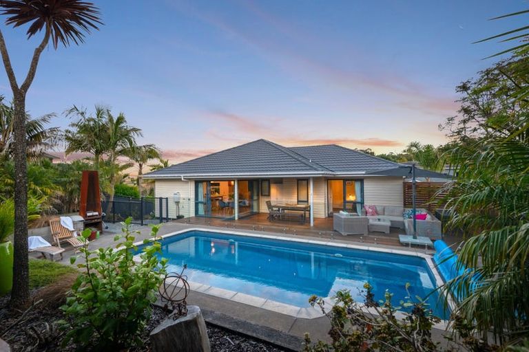 Photo of property in 83b William Bayes Place, Red Beach, 0932