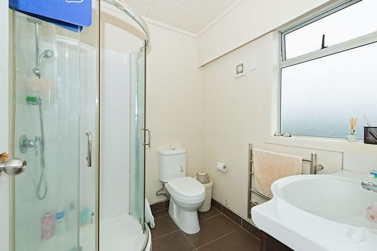 Photo of property in 1016 East Coast Road, Fairview Heights, Auckland, 0630