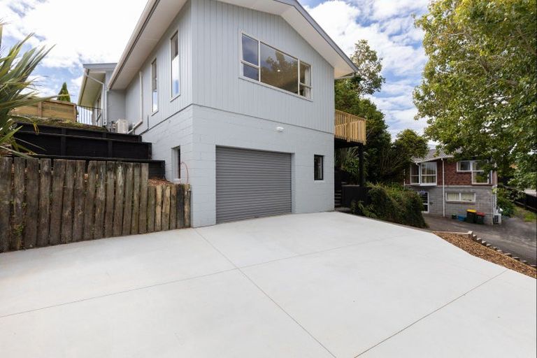 Photo of property in 9 Fairview Place, Westown, New Plymouth, 4310